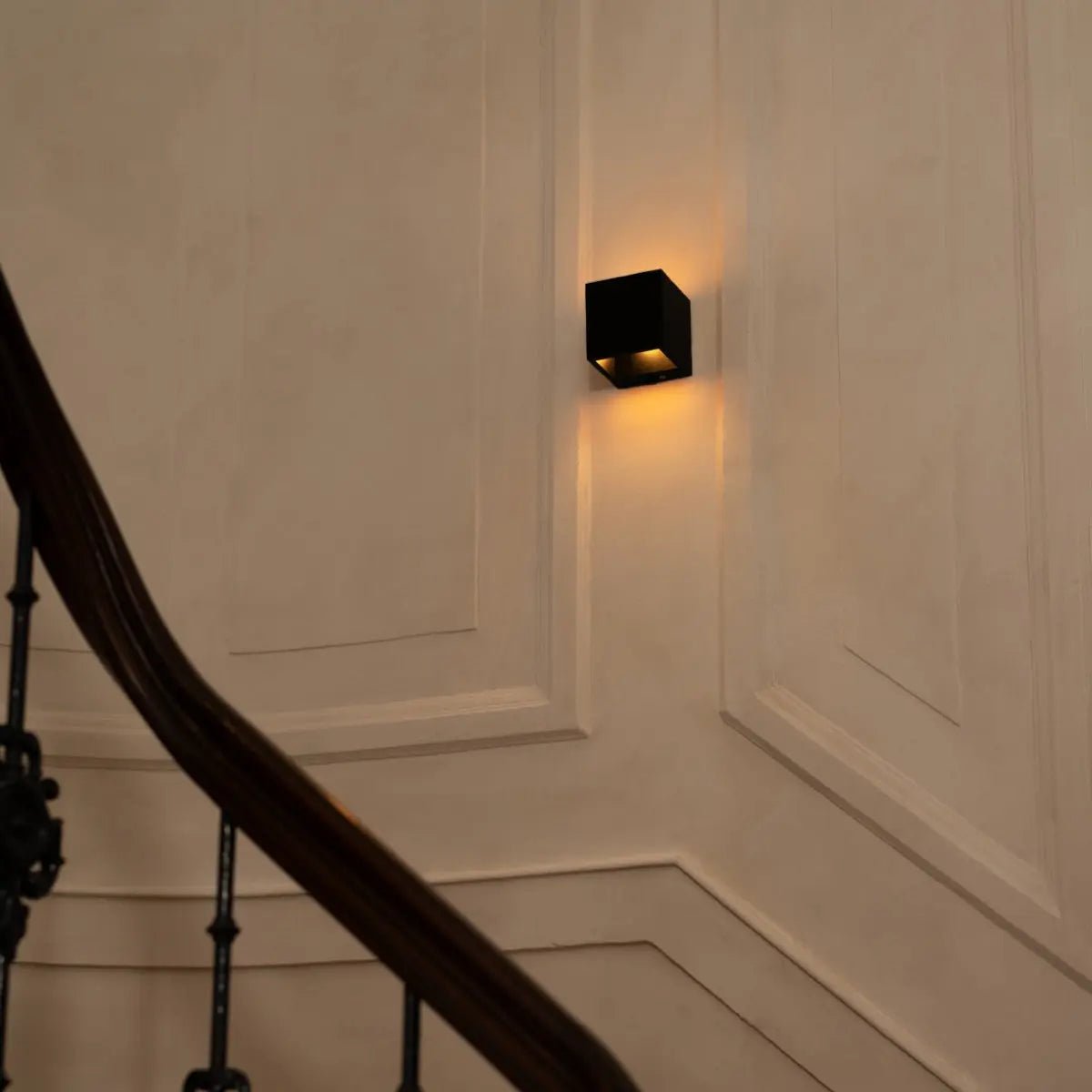 Tess Black Metal Rechargeable Wall Lamp – Motion sensor, 20 Different Light Modes, Dimmable & Including Remote Control