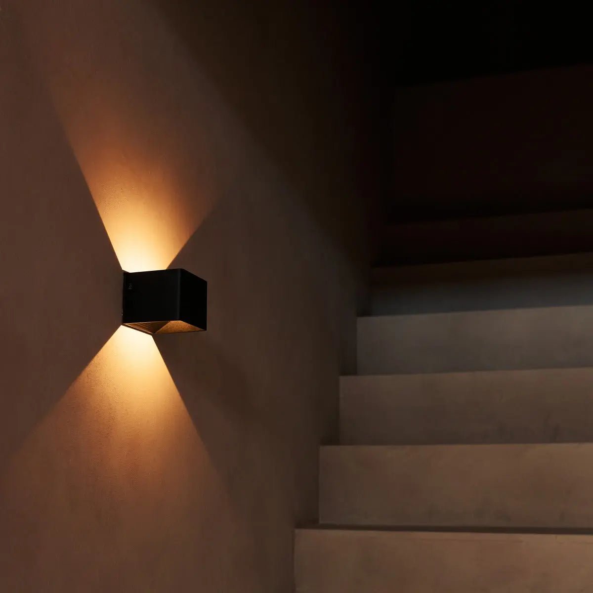 Tess Black Metal Rechargeable Wall Lamp – Motion sensor, 20 Different Light Modes, Dimmable & Including Remote Control