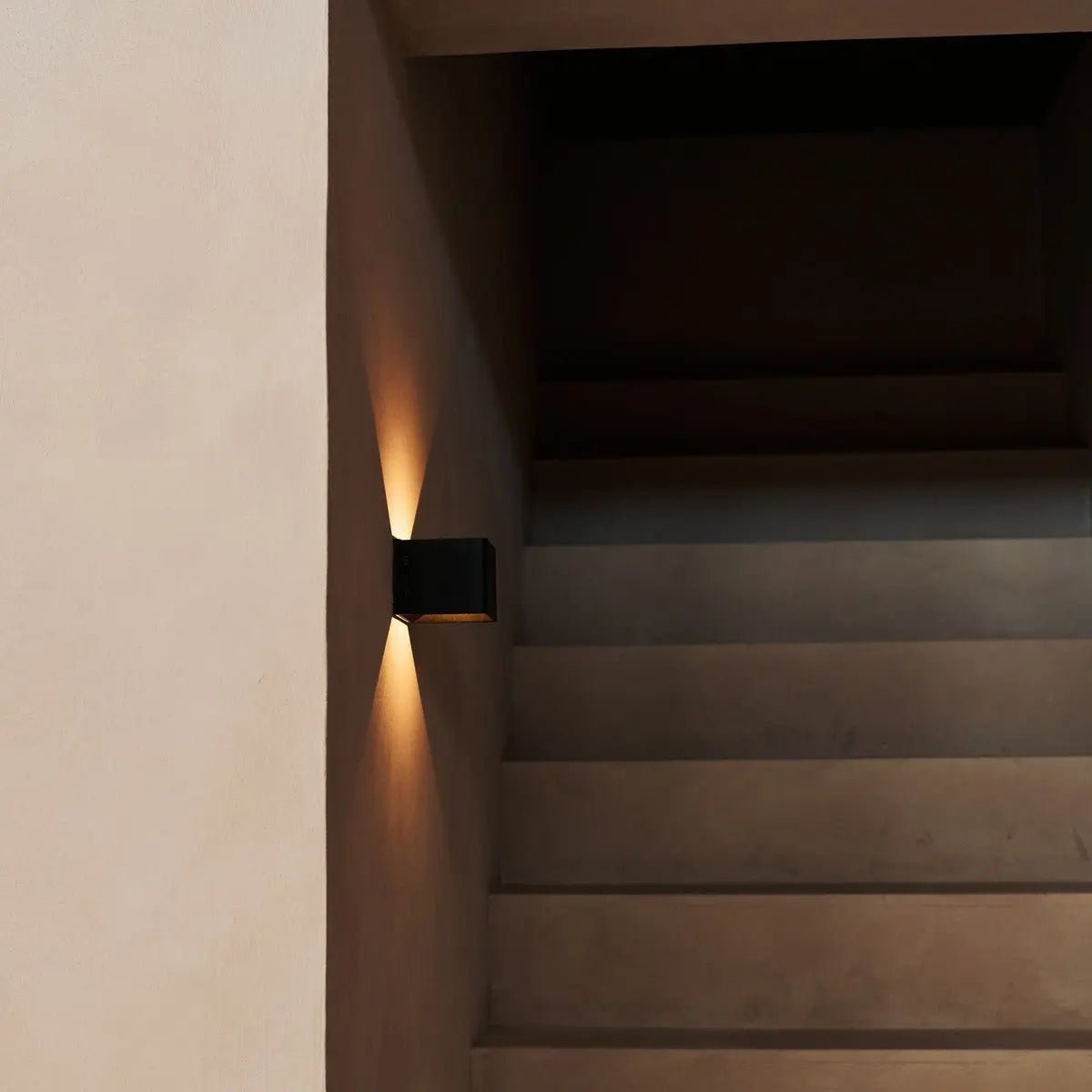 Tess Black Metal Rechargeable Wall Lamp – Motion sensor, 20 Different Light Modes, Dimmable & Including Remote Control